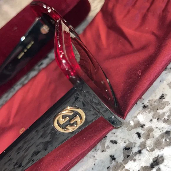 Beautiful classic Gucci glasses. The signature red, green and black colors - Picture 7 of 8